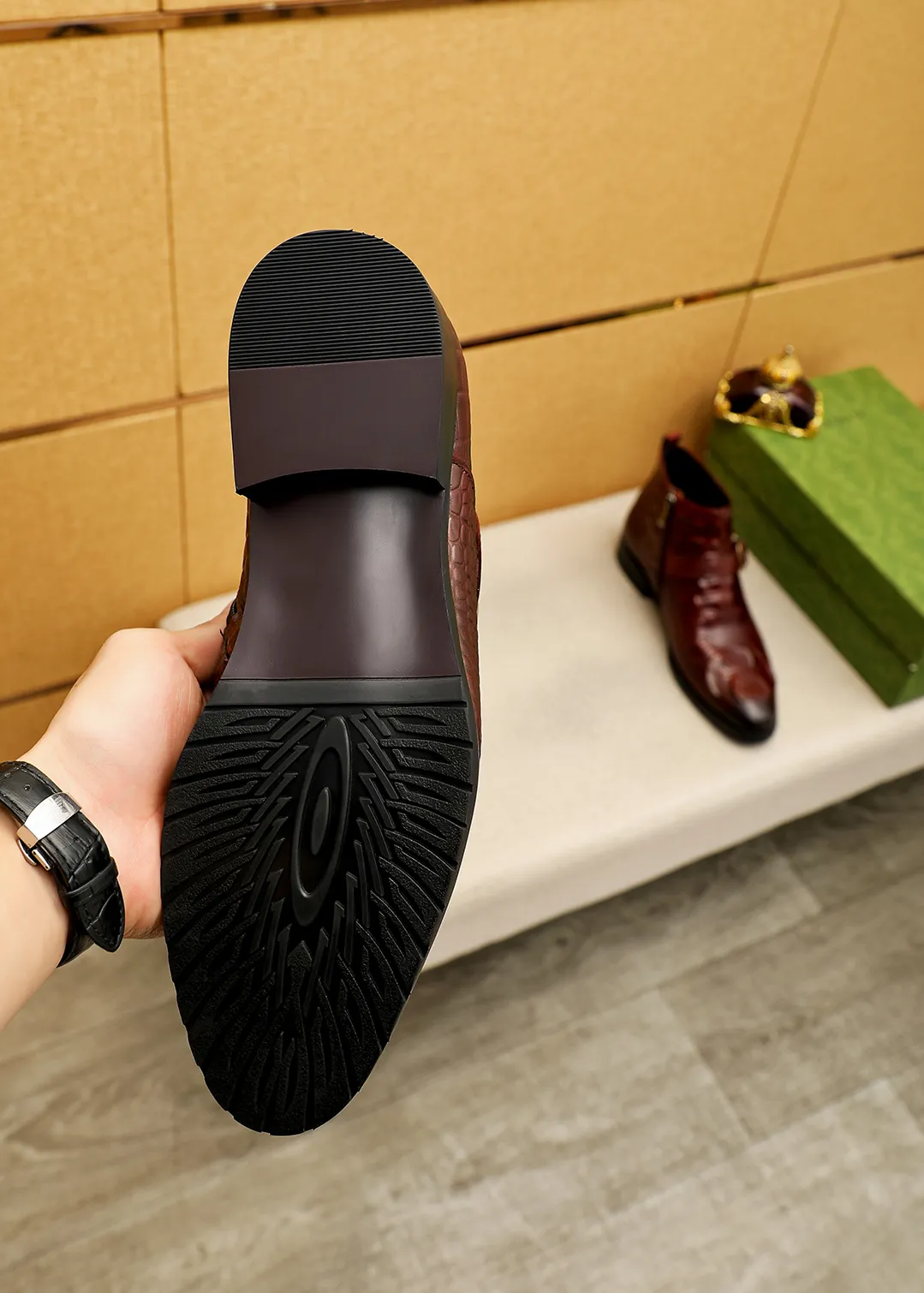 Men's shoes 💰600 💐 Product trademark: GUCCI "Gucci" high-top leather shoes Regular size: 38-44 (37.45.46🉑️Customized) Product materials: Selected imported first-layer calfskin embossed upper + luxury hardware buckle, imported sheep 🐑 leather lining. Strong three-dimensional visual effect, original outsole color: 2 colors available
